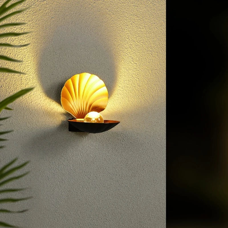 AquaShell – Kystinspireret Væglampe med Gylden Skalslysestage