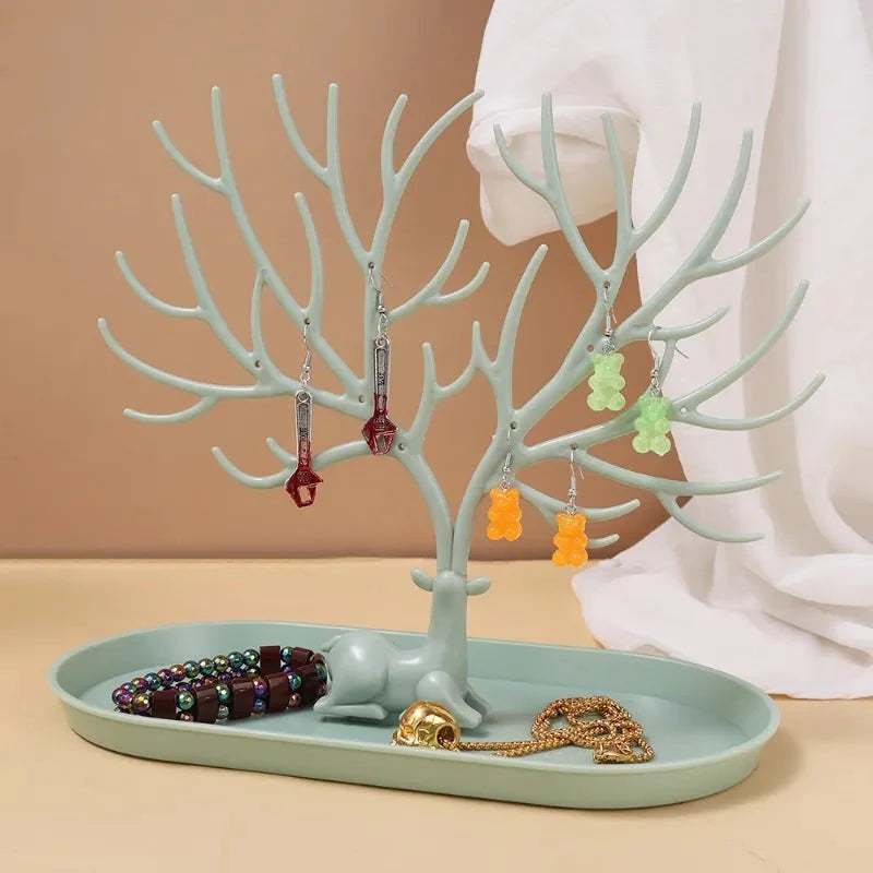 DeerGrace – Hjorteformet smykkestativ med moderne plastdesign