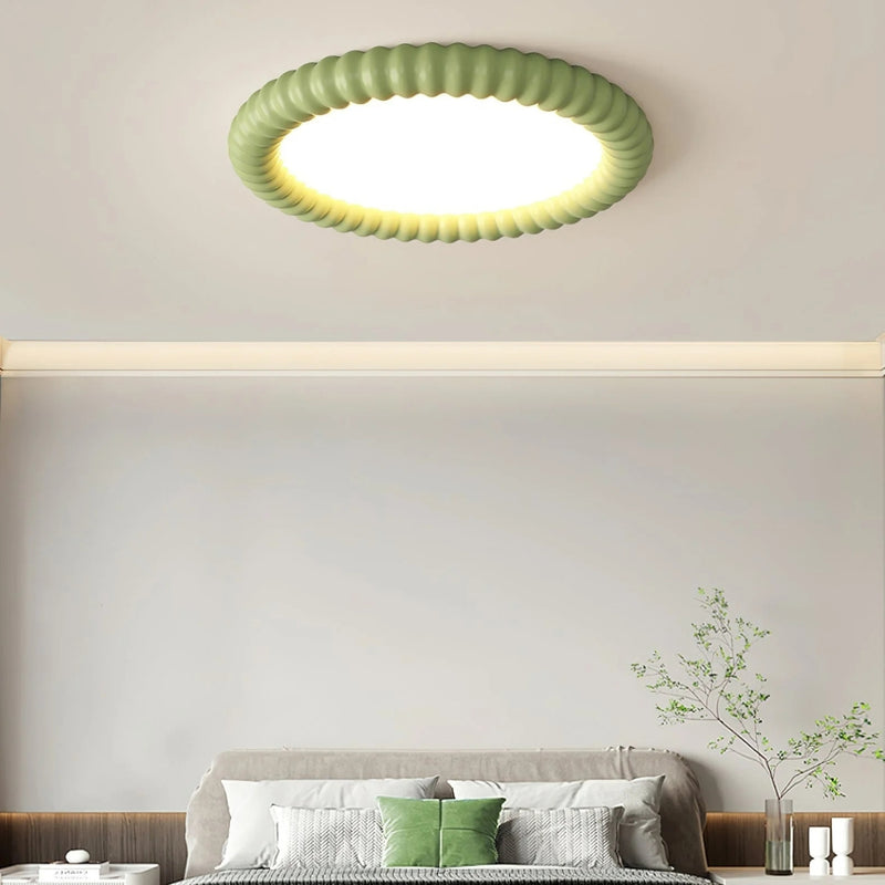 ZenHalo – Loftlampe med krusningsinspireret form og rolig belysning ovenfra