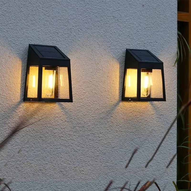 SolarGlow – Klassisk lanterne-stil udendørs væglampe med varm glød