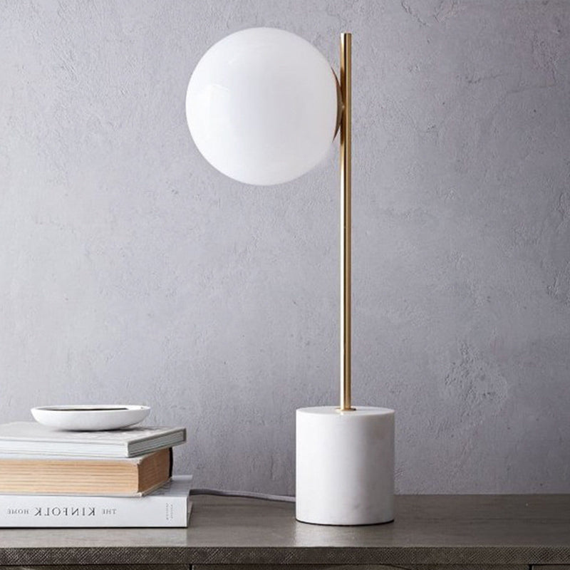 MarvellaGlow – Kugleformet bordlampe med glasskærm og marmorfod