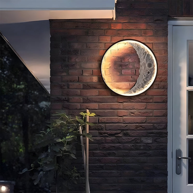 LunaBeam – Måneformet Udendørs LED Væglampe med Vandtæt Design