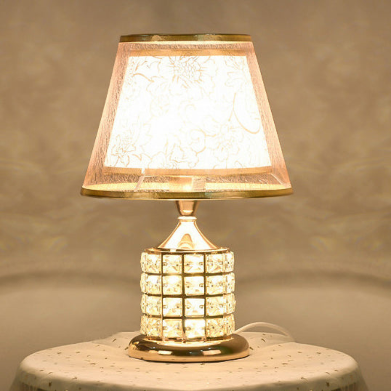 GoldenLuxe – Bordlampe med trommeskærm i stof og krystal på jernfod