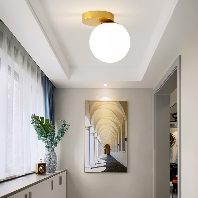 CrystalBeam – Loftlampe med kuppelformet glasskærm og jernfod (semi-flush design)