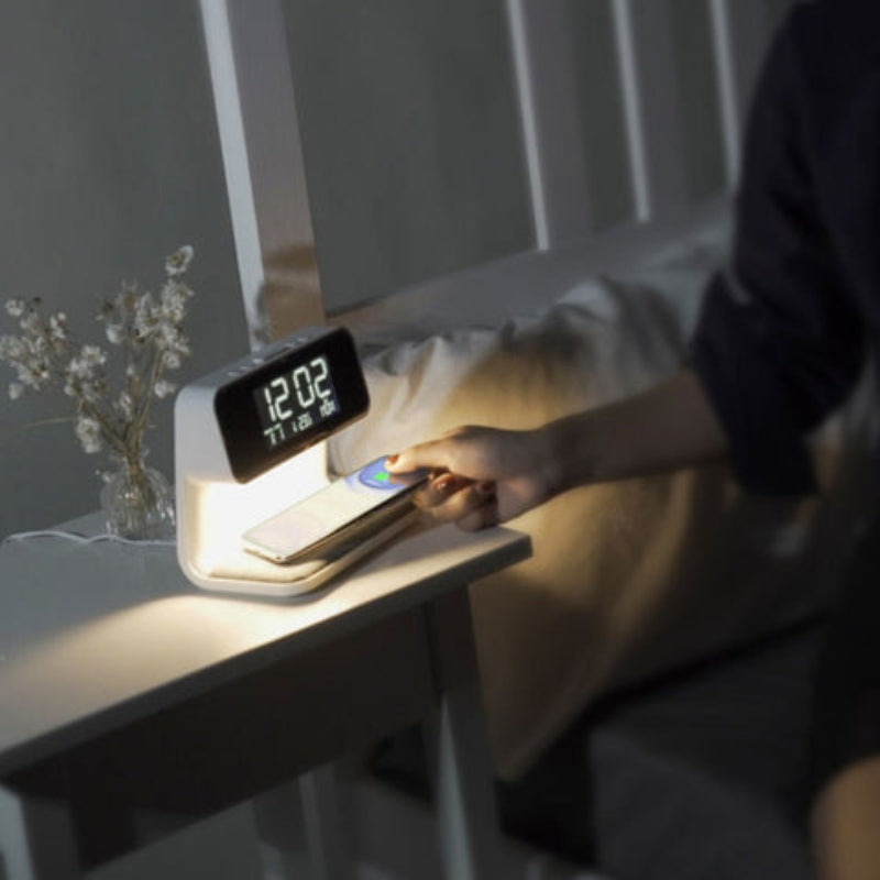 LumiTime - 3 i 1 Natlys med Trådløs Oplader og Digitalt Ur
