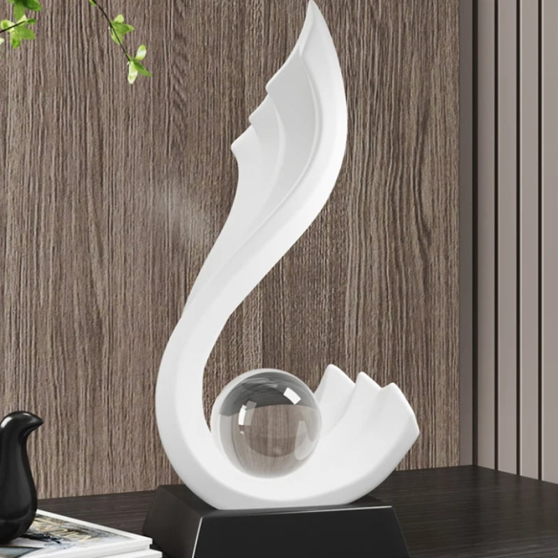 Orbelle – Kunstnerisk abstrakt skulptur med krystalklar kugle og elegant form