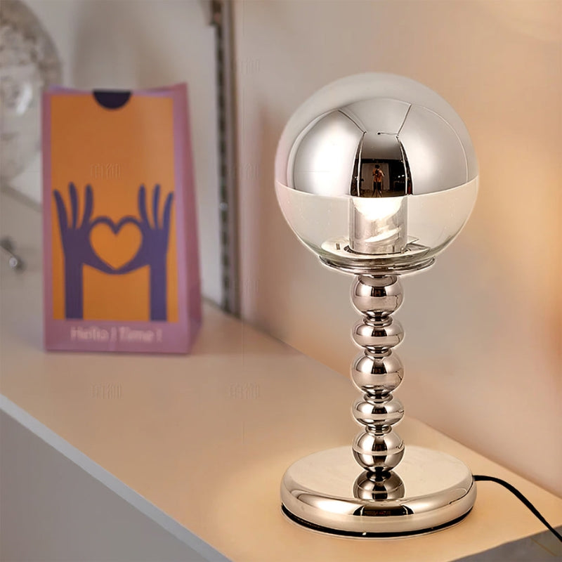 ChromeGlow – Moderne bordlampe med spejlet glaskugleskærm