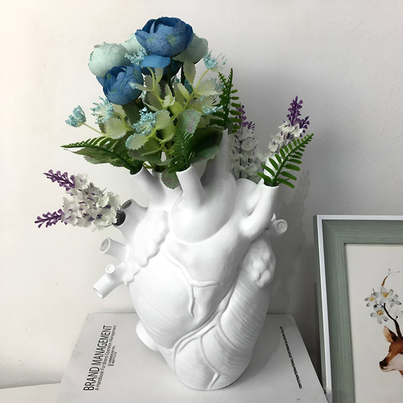 BloomHeart - Anatomisk hjerteformet vase i resin til et dristigt og romantisk interiør