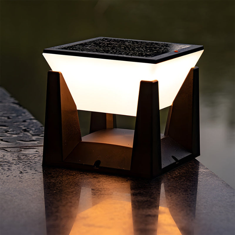 SolarGlow – Klassisk udendørslampe med solceller og geometrisk design
