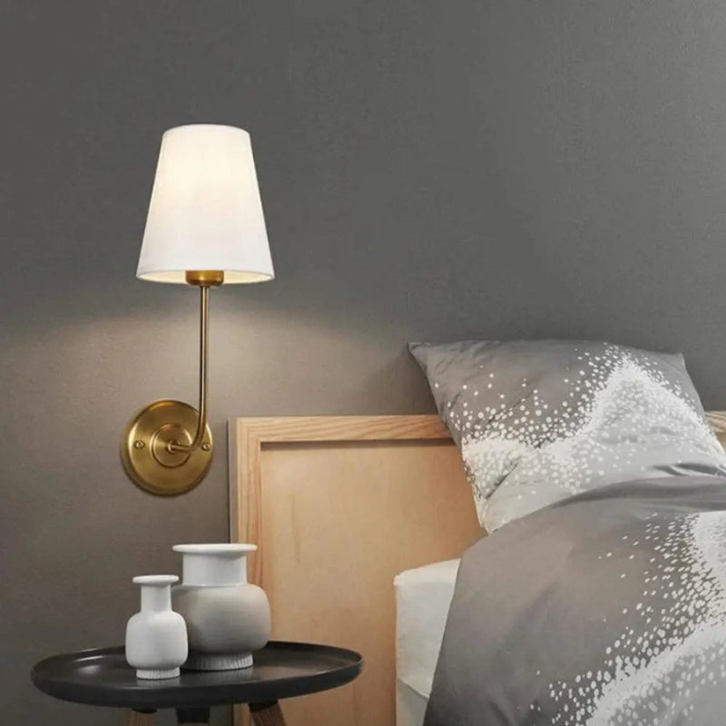 BrassLume – Moderne væglampe med messingramme