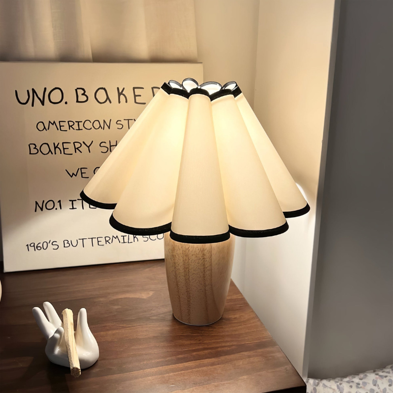 RetroGlow – Bordlampe med træfod og rillet stofskærm