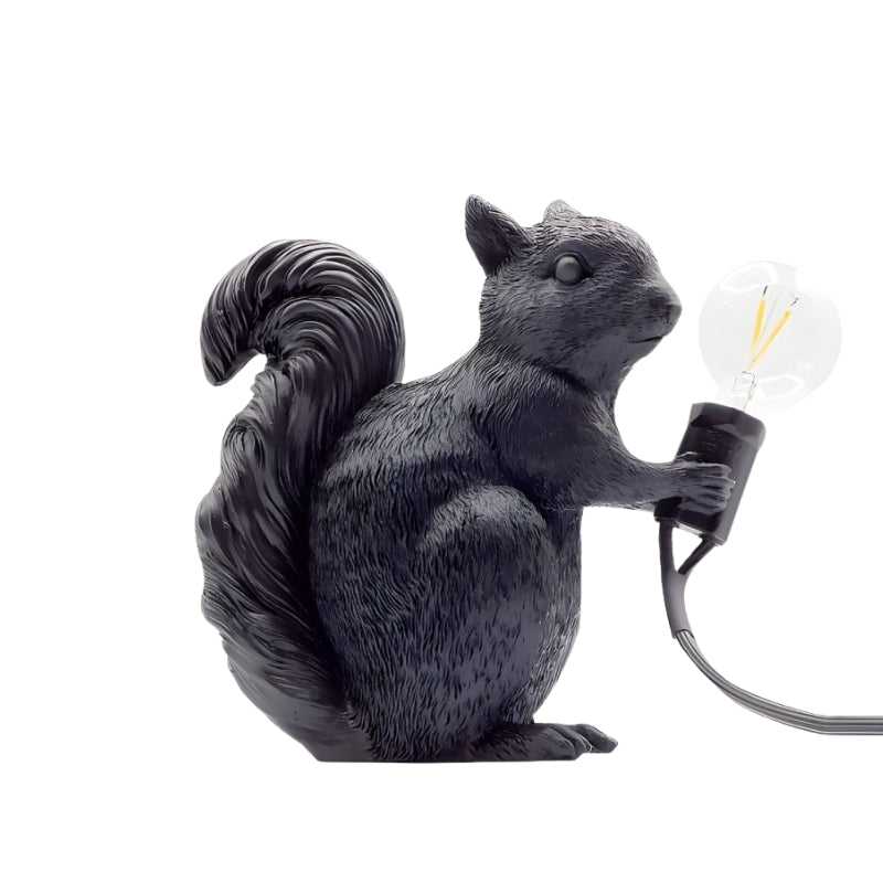 SquirrelGlow – Nordisk egern bordlampe med kunstnerisk design