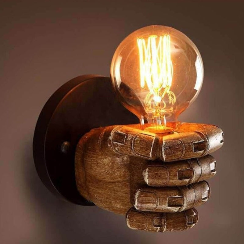 FistGlow – Industriel Væglampe i Resin med Trælook