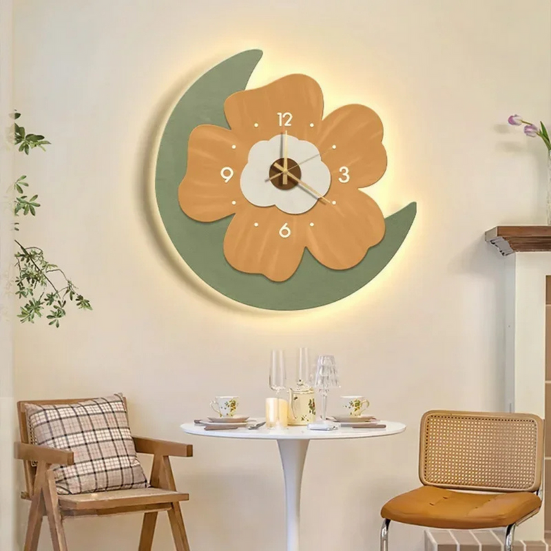 GlowVerra – Oplyst vægur med blomsterdesign og lydløs urværk