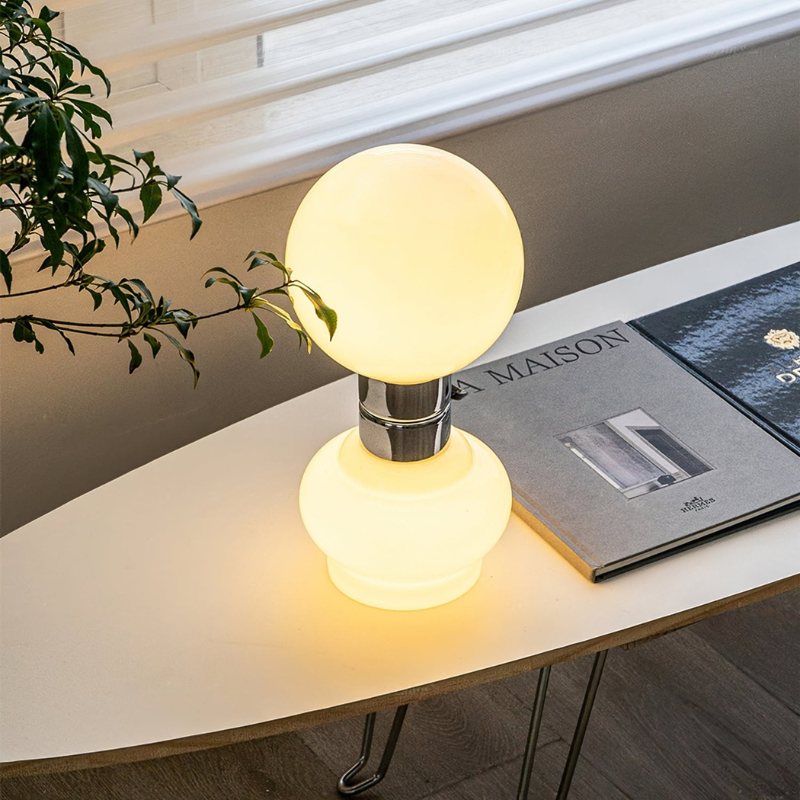 LumaGlobe – Hvid glasbordlampe med kromdetalje
