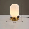AuraGlow - Elegant bordlampe med ribbede detaljer og omgivende lys der skaber et beroligende rum