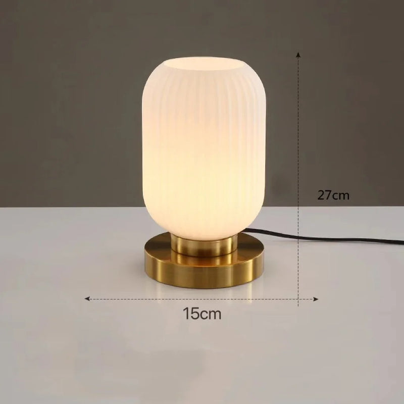 AuraGlow - Elegant bordlampe med ribbede detaljer og omgivende lys der skaber et beroligende rum