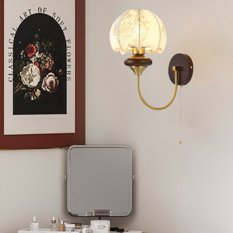 VintageGlow – Moderne buet væglampe med blomsterskærm