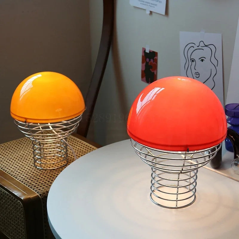 GlowPop – Legesyg kuppelformet bordlampe med skulpturel åben rammefod