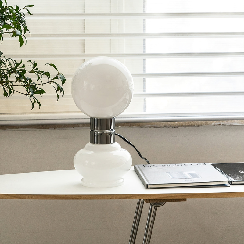 LumaGlobe – Hvid glasbordlampe med kromdetalje