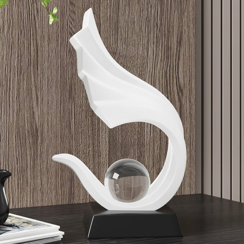 Orbelle – Kunstnerisk abstrakt skulptur med krystalklar kugle og elegant form