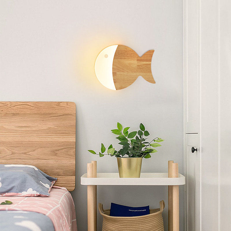 FinGlow – Nordisk Fiskeformet LED Væglampe i Træ