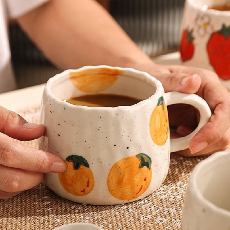 ArtSip – Keramisk Kaffekrus med Frugtillustration og Håndlavet Udtryk