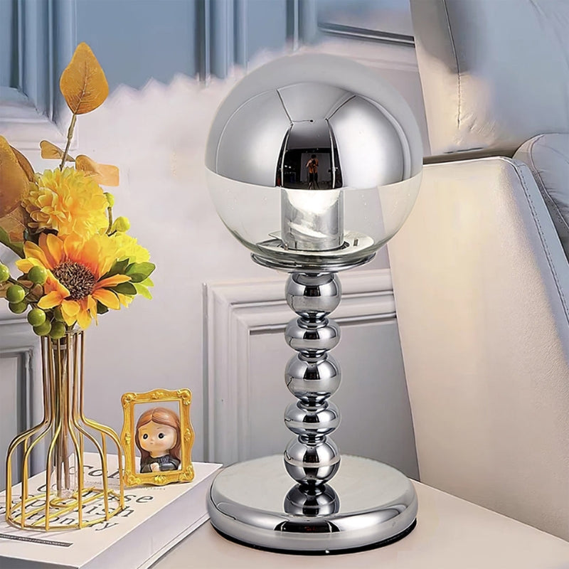ChromeGlow – Moderne bordlampe med spejlet glaskugleskærm