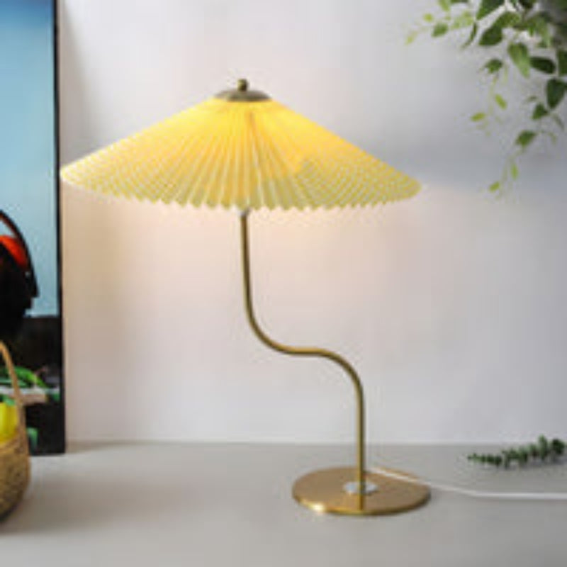 LumiCone – Moderne bordlampe med stofskærm og guldbase