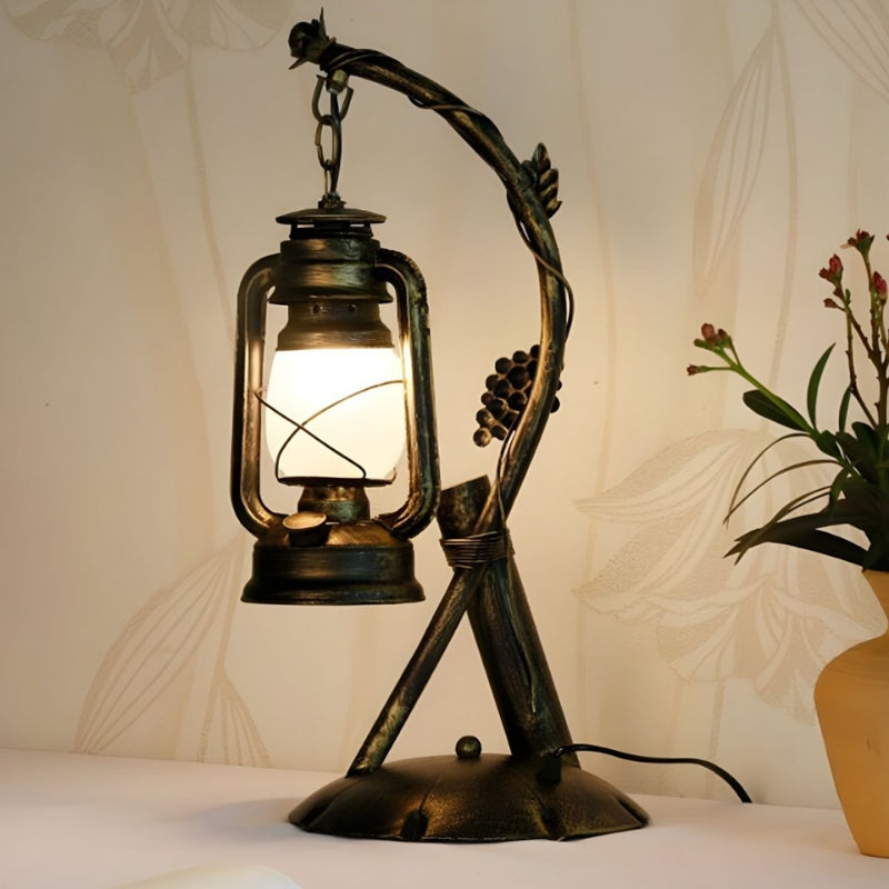 OpalForge – Moderne industrielt messingbordlampe med opalglasskærm