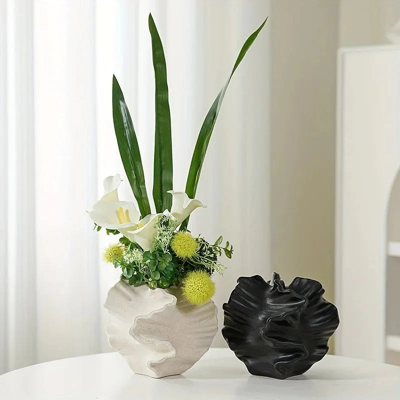OceanBloom – Skaller-formet Keramisk Vase med Bølget Kant