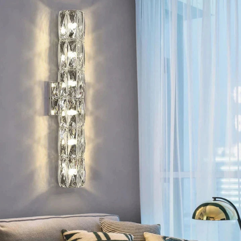 NovaGlow – Moderne lagdelt væglampe med reflekterende overfladedetaljer