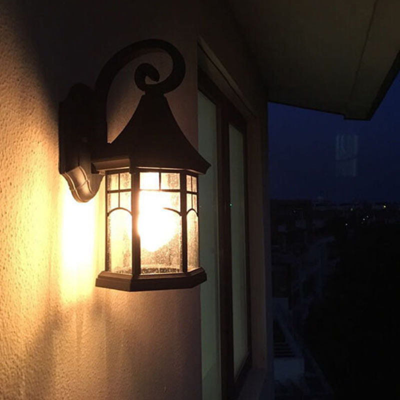 LanternLume – Retro Europæisk Udendørs Væglampe