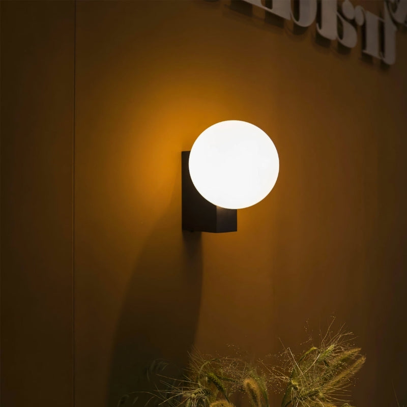 GeoGlow – Moderne geometrisk væglampe med glasglobus
