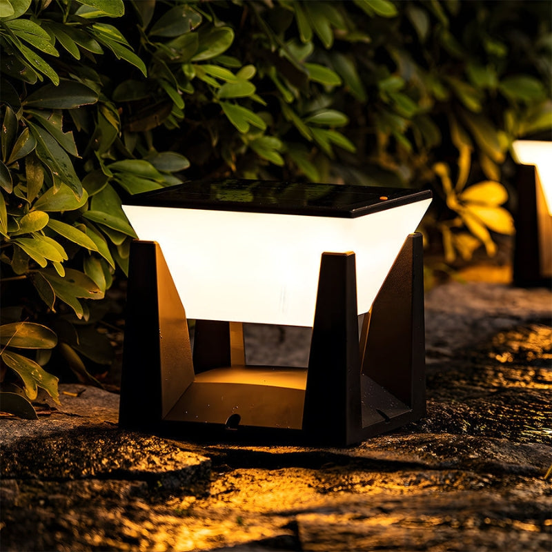 SolarGlow – Klassisk udendørslampe med solceller og geometrisk design