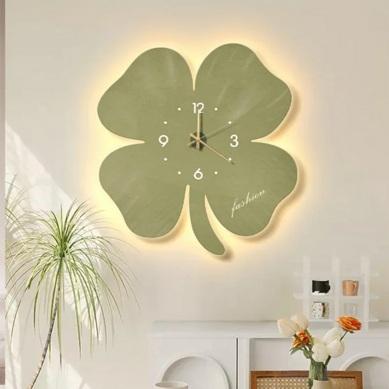 GlowVerra – Oplyst vægur med blomsterdesign og lydløs urværk