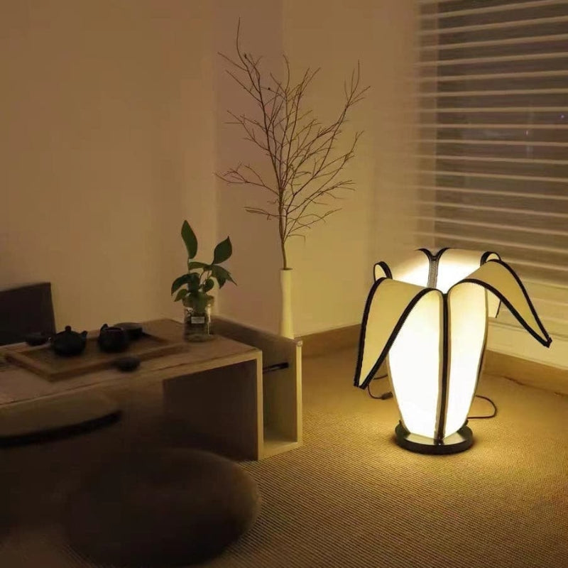 BananaGlow – Justerbar bananformet bordlampe med lynlåsdetaljer