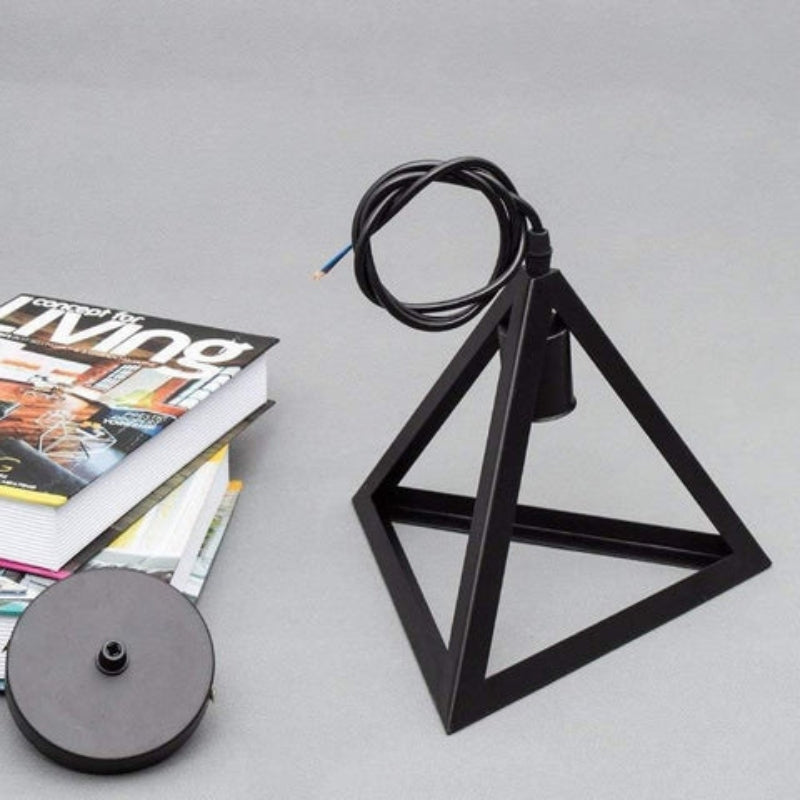 TriadGlow – Vintage metal trekantet loftslampe med moderne design