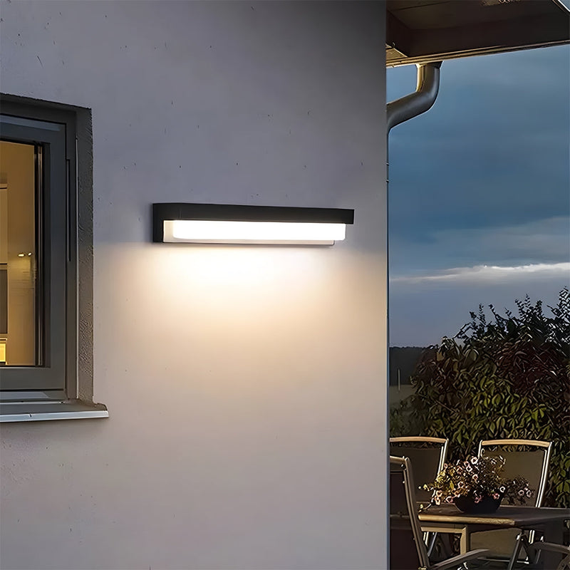 SolarGlow - Sort lineær LED udendørsvæglampe med fjernbetjening