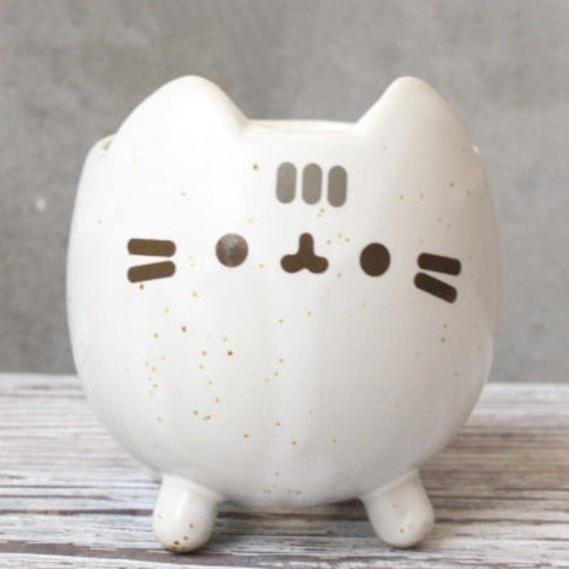 PurrNest – Legesyg katteformet plantekasse med unikt design