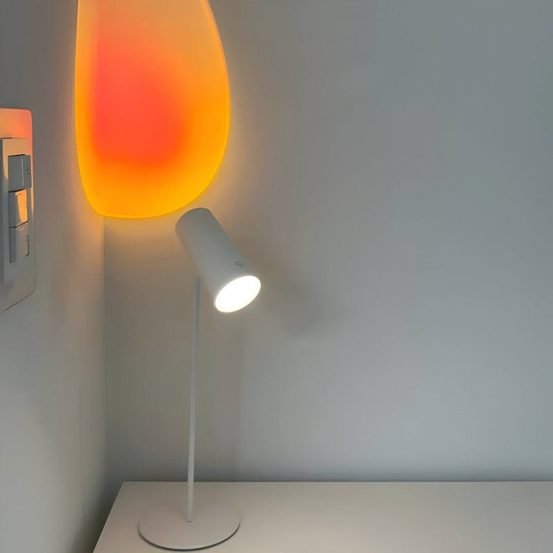 FlexiGlow – LED Tafellampe med Justerbart Hoved og USB Bærbart Design