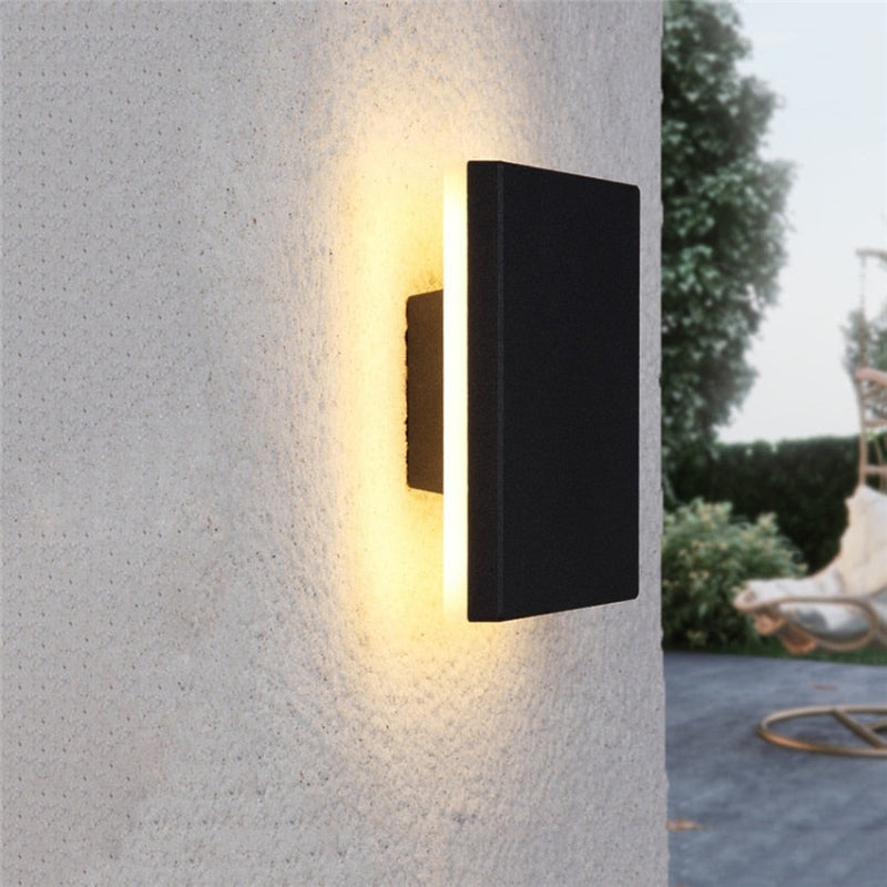 RadiantEdge – Netdrevet Udendørs LED Væglampe med Moderne Design