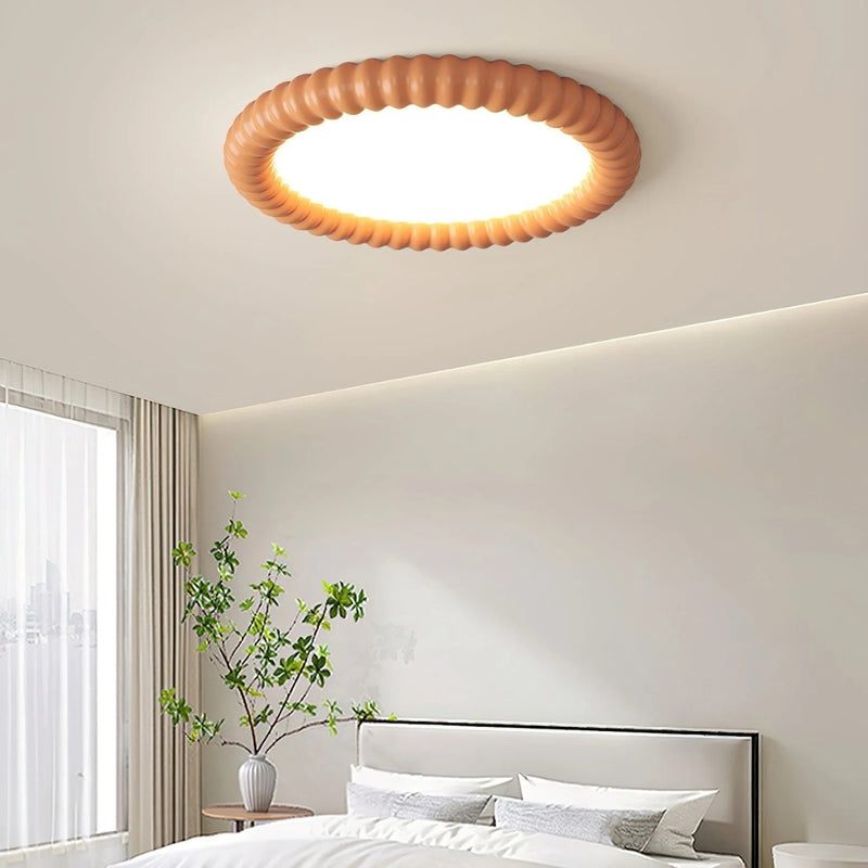 ZenHalo – Loftlampe med krusningsinspireret form og rolig belysning ovenfra