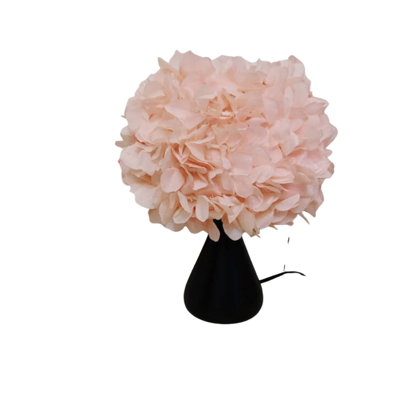 BloomAura – Bordlampe med Blomsterbuket og Klassisk Design