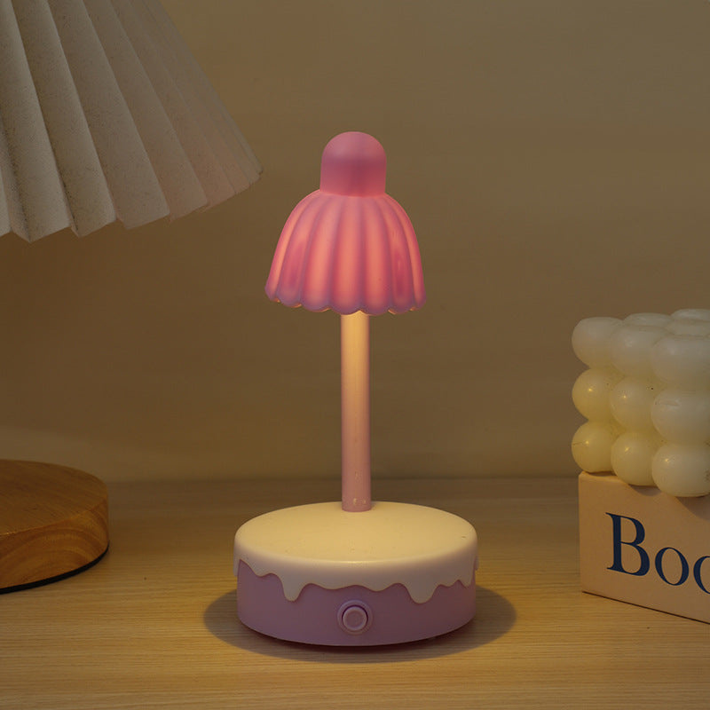 BloomLume – LED bordlampe med blomsterform og spejldesign