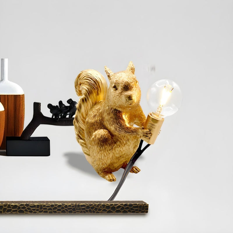 SquirrelGlow – Nordisk egern bordlampe med kunstnerisk design