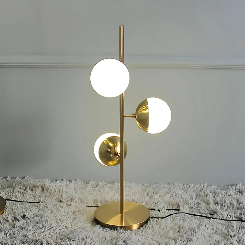 GlowAura – Moderne bordlampe med slankt design og tre cirkulære lysarmaturer