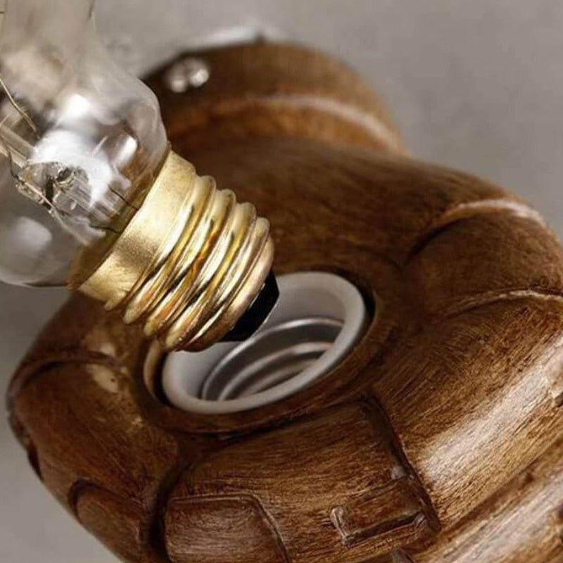 FistGlow – Industriel Væglampe i Resin med Trælook