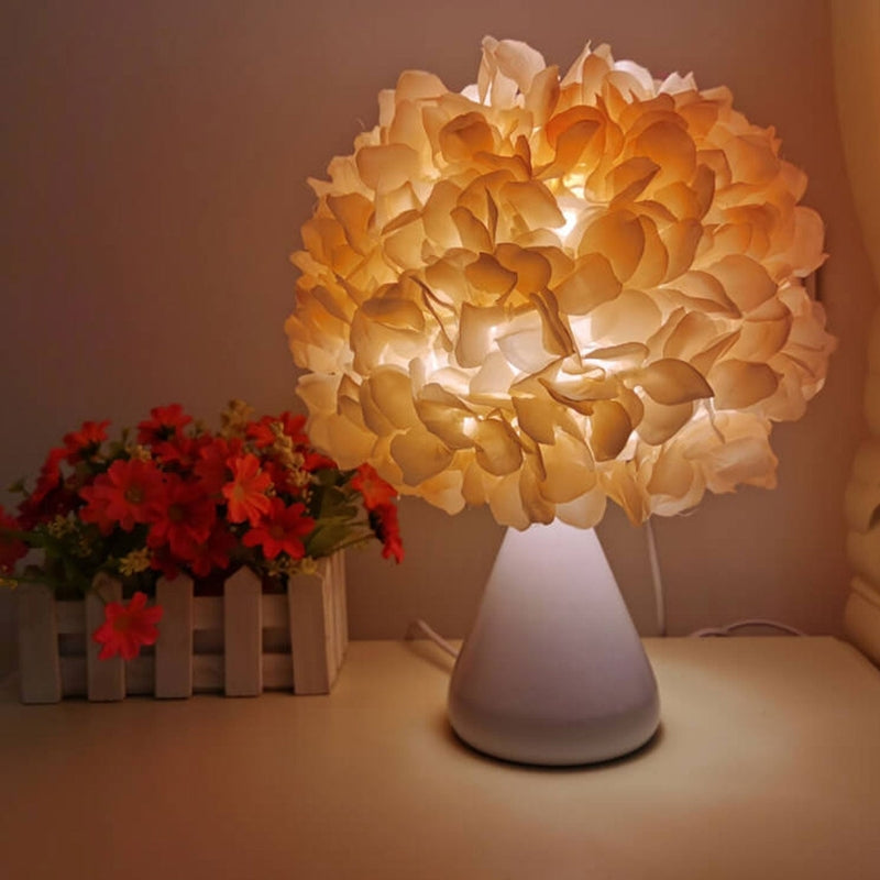 BloomAura – Bordlampe med Blomsterbuket og Klassisk Design