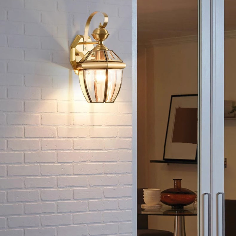FinialGlow – Klassisk Lanterne Væglampe til Udendørs Brug med Glasskærm